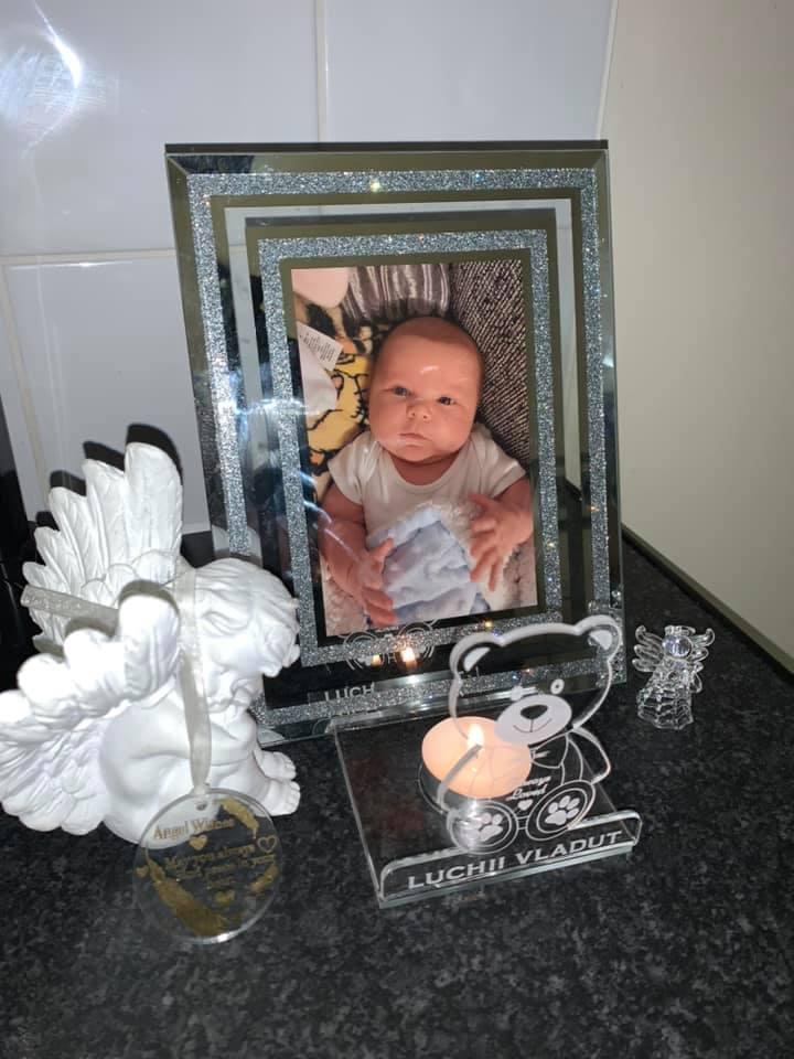 Și-au privit bebelușul murind, după ce medicii i-au trimis acasă de două ori: „N-are nimic, e doar puțin răcit”