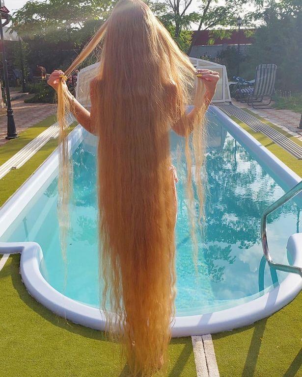 Ea e adevărata Rapunzel și ține bărbații la coadă la ușa ei, cu fotografii incendiare! Ce îi scriu cei mai mulți admiratori. „Nu își pot ascunde emoțiile” – Galerie foto