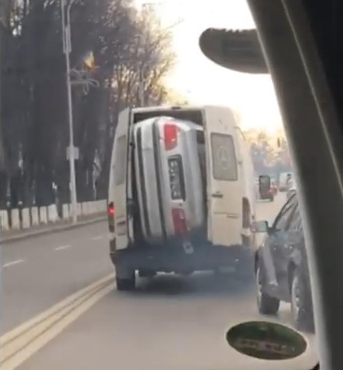 FOTO/ Se întâmplă în România! O fotografie cu un BMW Seria 3 transportat în spatele unei dube vuiește pe tot Internetul