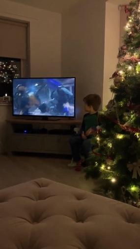 VIDEO/ Moment emoționant pe Internet! Gestul pe care l-a făcut un băiat de patru ani pentru părinții săi surzi te va face să plângi