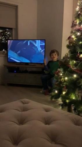 VIDEO/ Moment emoționant pe Internet! Gestul pe care l-a făcut un băiat de patru ani pentru părinții săi surzi te va face să plângi
