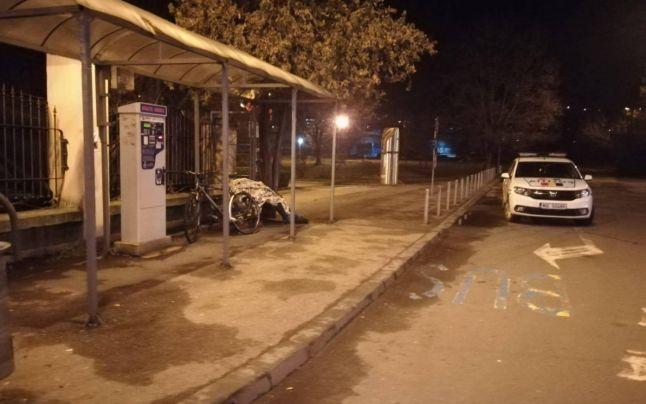 Un mort, păzit o noapte întreagă de un echipaj de poliție, într-o stație de autobuz. Motivul este de necrezut! „Incidentul a fost regretabil” - FOTO