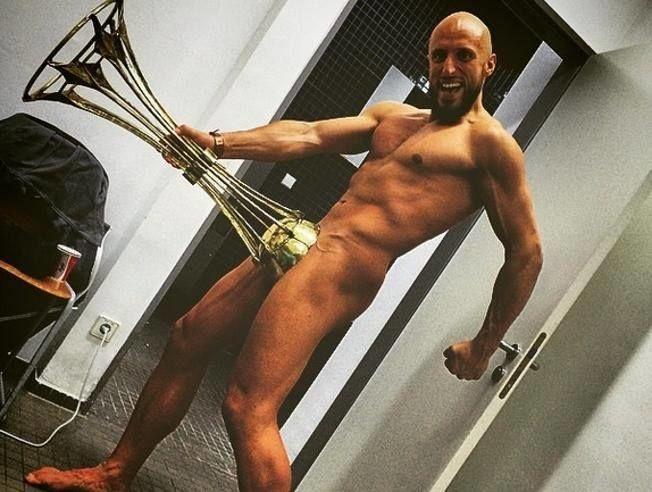 „Naked Trophy”: Sportivii pozează dezbrăcați, acoperind organele genitale doar cu cupa sau medalii câștigate - GALERIE FOTO