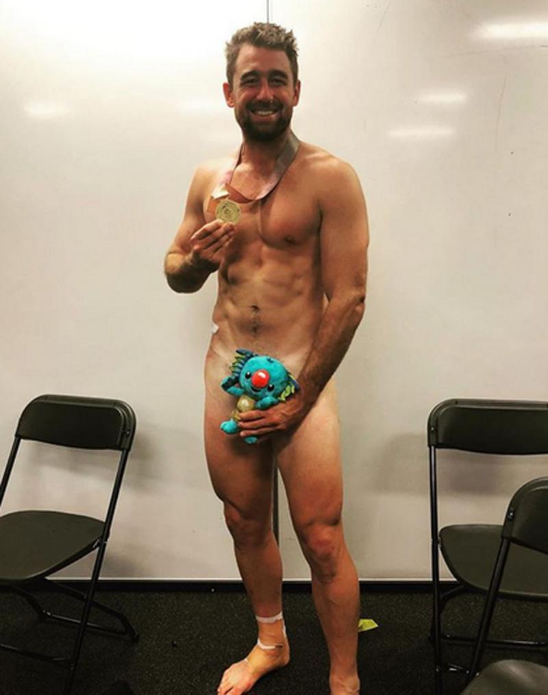 „Naked Trophy”: Sportivii pozează dezbrăcați, acoperind organele genitale doar cu cupa sau medalii câștigate - GALERIE FOTO