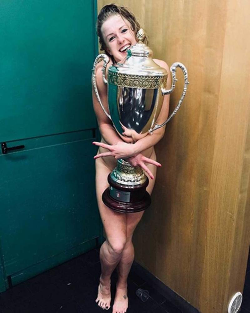 „Naked Trophy”: Sportivii pozează dezbrăcați, acoperind organele genitale doar cu cupa sau medalii câștigate - GALERIE FOTO