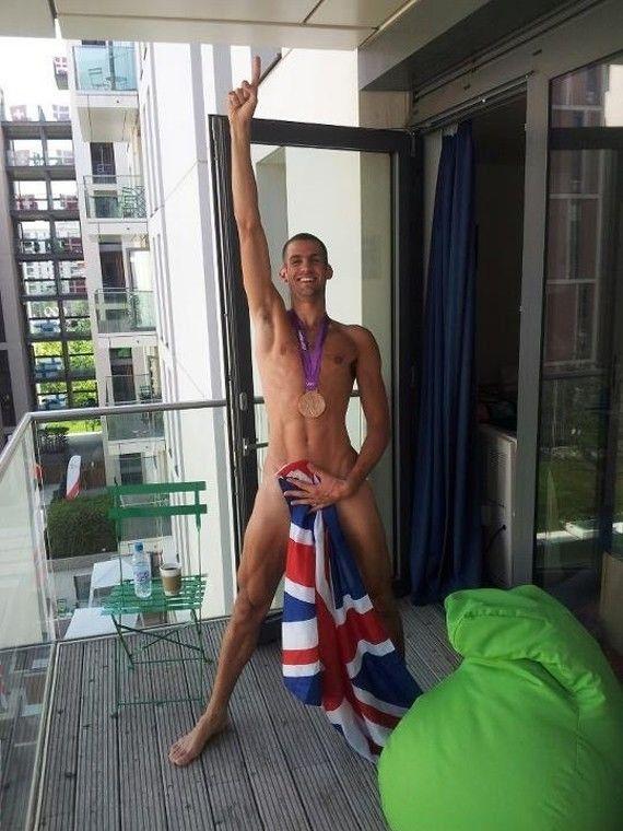 „Naked Trophy”: Sportivii pozează dezbrăcați, acoperind organele genitale doar cu cupa sau medalii câștigate - GALERIE FOTO