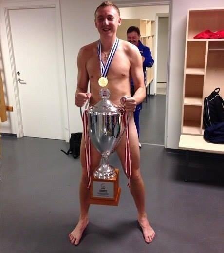 „Naked Trophy”: Sportivii pozează dezbrăcați, acoperind organele genitale doar cu cupa sau medalii câștigate - GALERIE FOTO