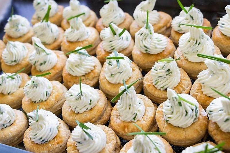 Rețete de aperitive pentru mesele festive. Idei de aperitive pentru un platou bogat și frumos colorat