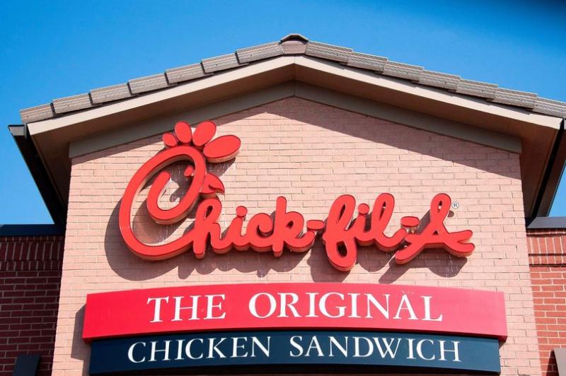 Ce este în neregulă cu puloverul lui? Un bărbat a fost jignit de angajații unui fast-food direct pe nota de plată: „Urât pulover” - FOTO