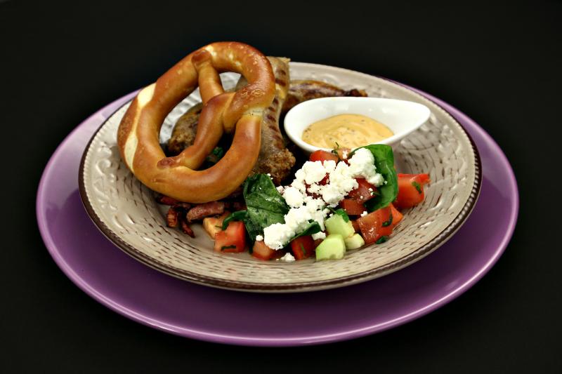 Parașutiștii jurizează preparatele din cea de-a opta confruntare pe echipe! A venit momentul degustării rețetelor de cârnați