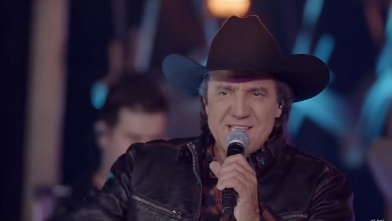 Un celebru cântăreț a murit pe scenă, cu microfonul în mână! Artistul a suferit un infarct