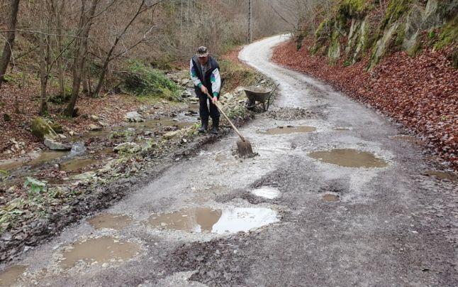 FOTO/ Cu roaba și lopata! Nea Ion, bătrânelul care a reparat singur un drum județean. „Este de ultimă generație”