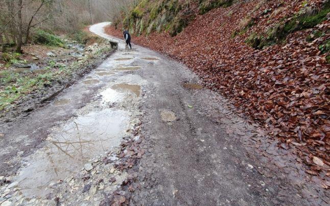 FOTO/ Cu roaba și lopata! Nea Ion, bătrânelul care a reparat singur un drum județean. „Este de ultimă generație”