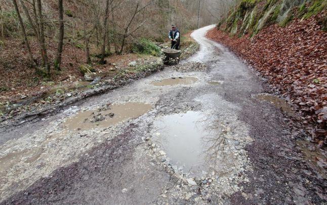 FOTO/ Cu roaba și lopata! Nea Ion, bătrânelul care a reparat singur un drum județean. „Este de ultimă generație”