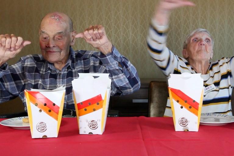 VIDEO/ Un pensionar în vârstă de 99 de ani și prietena lui de 80 de ani au încercat pentru prima data fast food! Reacția lor te face pur si simplu să zâmbești