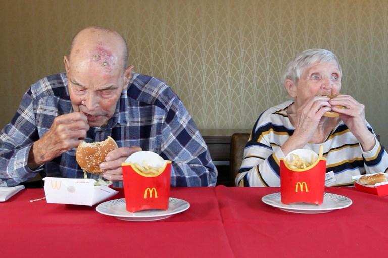 VIDEO/ Un pensionar în vârstă de 99 de ani și prietena lui de 80 de ani au încercat pentru prima data fast food! Reacția lor te face pur si simplu să zâmbești