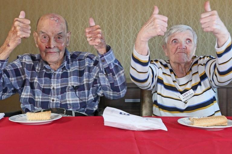 VIDEO/ Un pensionar în vârstă de 99 de ani și prietena lui de 80 de ani au încercat pentru prima data fast food! Reacția lor te face pur si simplu să zâmbești