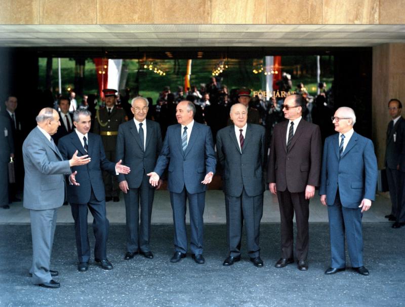 Ceaușescu: ”Vă invit la București, în ianuarie 1990, tovarășe Gorbaciov!” ”Ei, lasă, să trăim noi până atunci”...