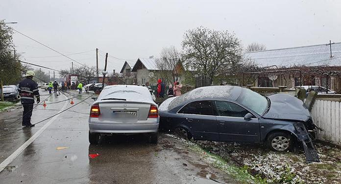 VIDEO/ Accident grav din cauza poleiului! A lovit trei mașini și s-a oprit într-un stălp de iluminat pe care l-a rupt în două