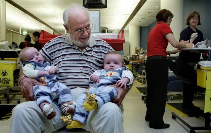 Bărbatul care a salvat 2,4 milioane de bebeluși! E erou național și a intrat în Cartea Recordurilor