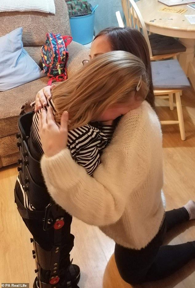 Minune înainte de Crăciun. O copilă a făcut primii ei pași, la zece ani! Prietenii și rudele ei, gest extraordinar pentru micuța condamnată la suferință: „A plâns de fericire”