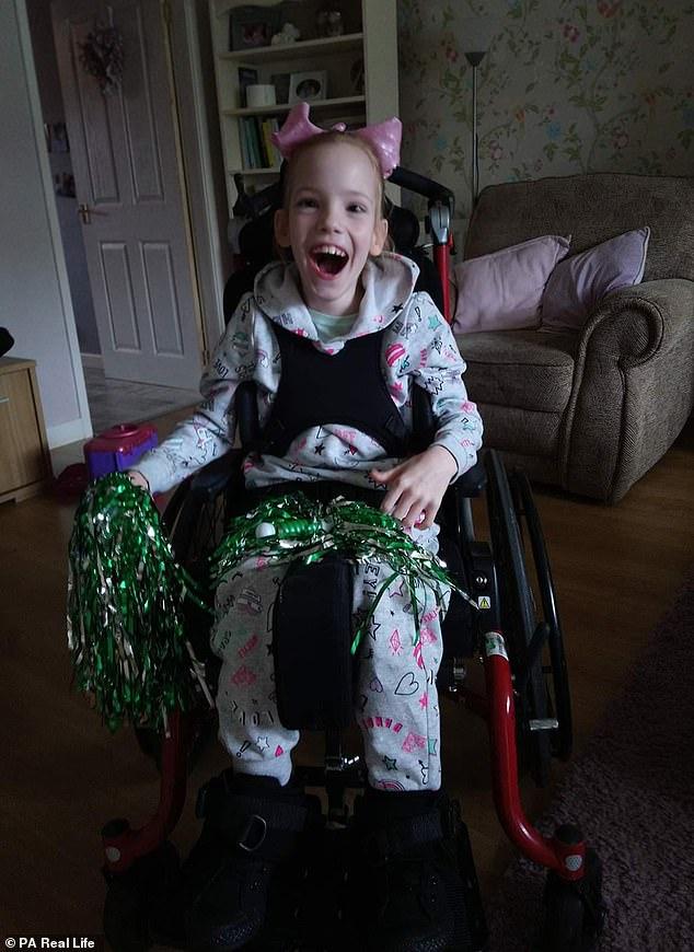 Minune înainte de Crăciun. O copilă a făcut primii ei pași, la zece ani! Prietenii și rudele ei, gest extraordinar pentru micuța condamnată la suferință: „A plâns de fericire”