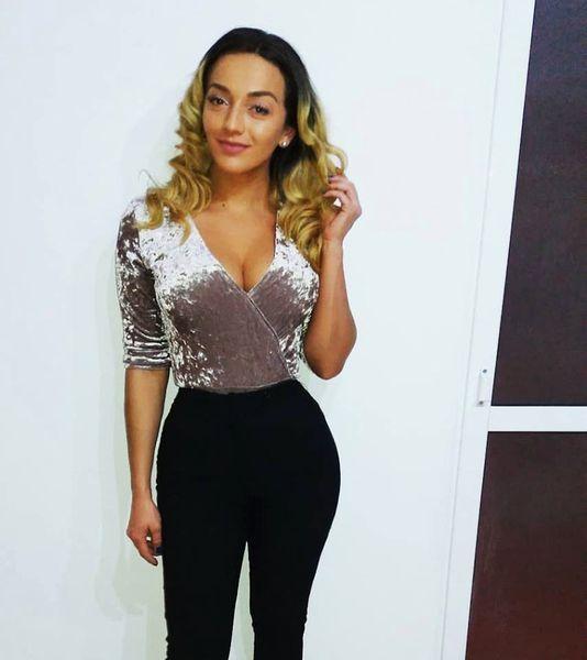 A dat jos hainele de polițistă și s-a pozat incendiar!! Imaginile au sucit mințile bărbaților. Roxana Urs i-a lăsat cu gura căscată pe toți