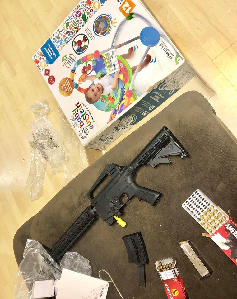 FOTO/ I-au cumpărat bebelușului un premergător, iar când au deschis cutia au rămas mască! Era cât pe ce să-i pună viața în pericol