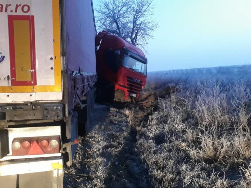Accident grav în Olt. Un TIR și două mașini s-au ciocnit violent, cinci persoane au fost rănite