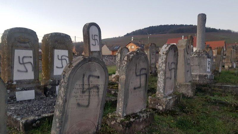 FOTO/ Zeci de semne svastica au fost mâzgălite pe mormintele dintr-un cimitir evreiesc: „Ura se află pe teritoriul nostru național”