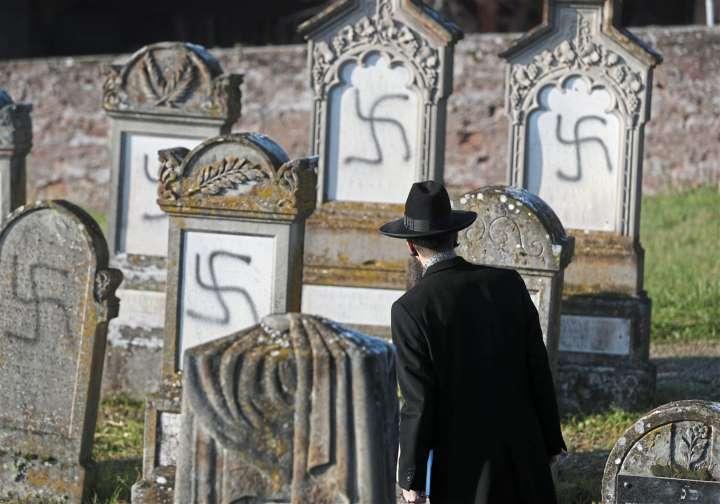 FOTO/ Zeci de semne svastica au fost mâzgălite pe mormintele dintr-un cimitir evreiesc: „Ura se află pe teritoriul nostru național”