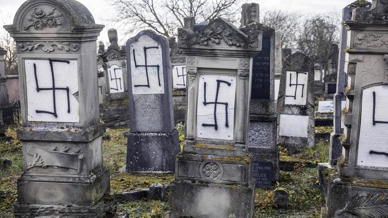 FOTO/ Zeci de semne svastica au fost mâzgălite pe mormintele dintr-un cimitir evreiesc: „Ura se află pe teritoriul nostru național”
