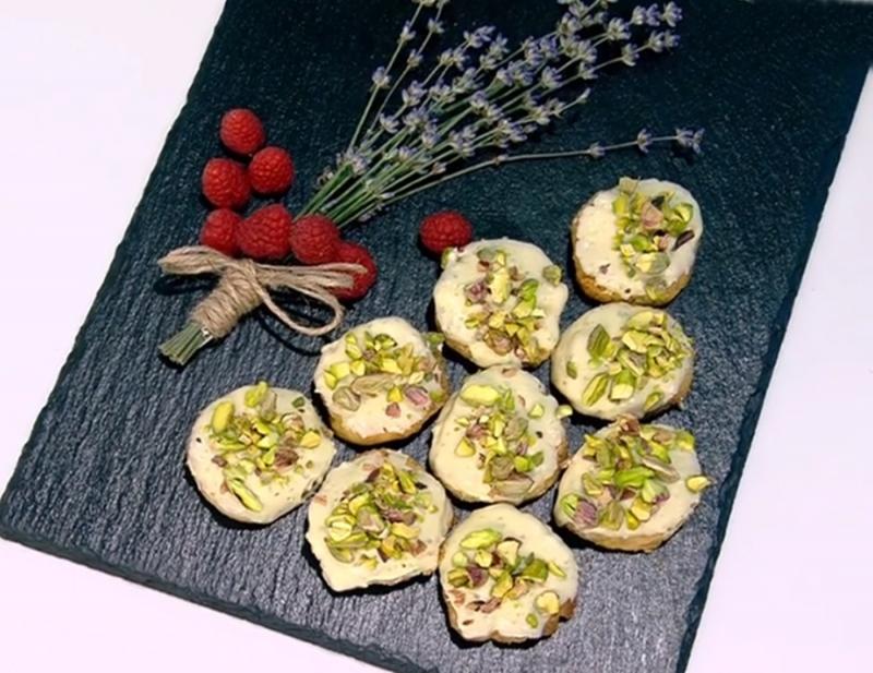 Rețetă de fursecuri pentru Crăciun. Fursecuri glazurate cu aromă de lavandă și fistic