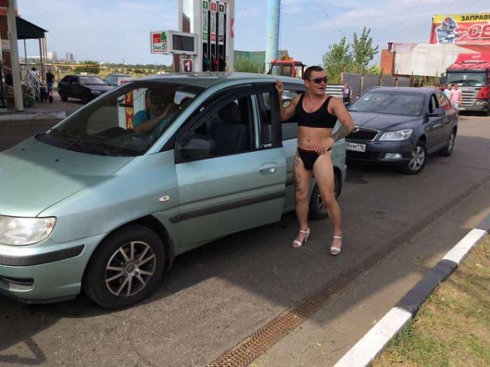 FOTO/ Mama Rusie lovește din nou! Ce au făcut bărbații pentru a primi benzină gratis este de-a dreptul șocant