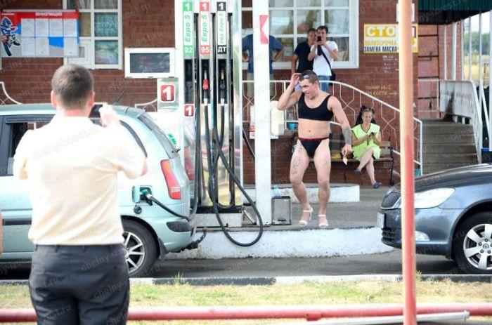 FOTO/ Mama Rusie lovește din nou! Ce au făcut bărbații pentru a primi benzină gratis este de-a dreptul șocant