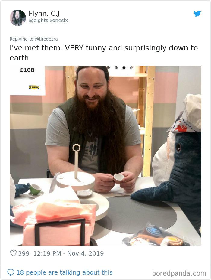 Un rechin de pluș se comportă ca un om într-un magazin celebru de mobilă! Tu l-ai văzut? - Galerie Foto