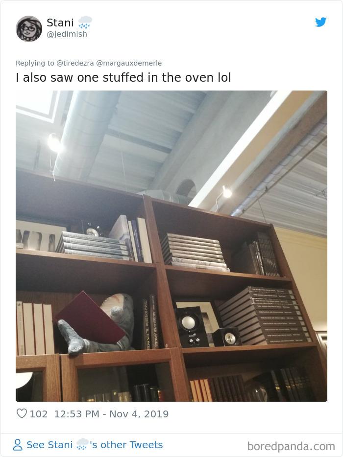 Un rechin de pluș se comportă ca un om într-un magazin celebru de mobilă! Tu l-ai văzut? - Galerie Foto