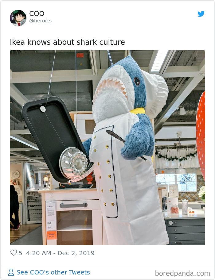 Un rechin de pluș se comportă ca un om într-un magazin celebru de mobilă! Tu l-ai văzut? - Galerie Foto