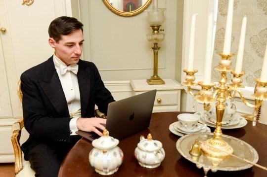 Toți spun că e nebun! Un tânăr de 24 de ani trăiește ca-n secolul 19 și femeile sunt topite după el! Cum arată casa