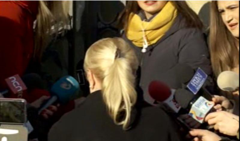 Viorica Dăncilă este de nerecunoscut! A ieșit la iveală un detaliu al fostei sale coafuri. Ce ascundea, de fapt, fostul premier în coc?