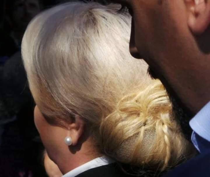 Viorica Dăncilă este de nerecunoscut! A ieșit la iveală un detaliu al fostei sale coafuri. Ce ascundea, de fapt, fostul premier în coc?