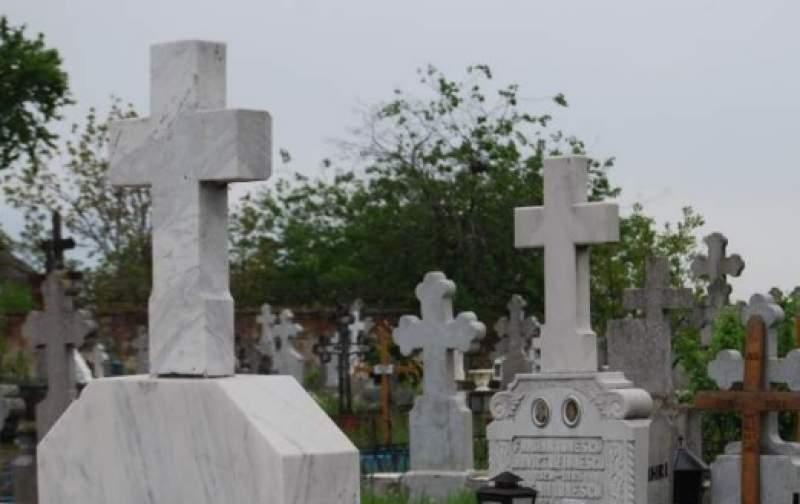Descoperire horror! 14 morminte au fost profanate, într-un cimitir din Botoșani! „Sunt semne pe care nu le pot explica, cruci întoarse şi înfipte în pământ”
