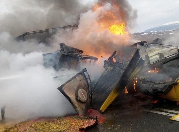 Flăcările au izbucnit imediat după impact! Trei TIR-uri s-au ciocnit violent și au luat foc: Doi oameni, arși de vii