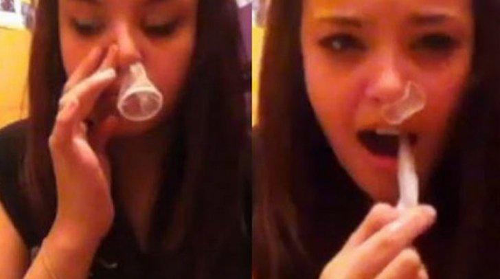 Noua isterie în România! Tinerii sunt provocați să-și introducă în nas un prezervativ și să-l scoată pe gură
