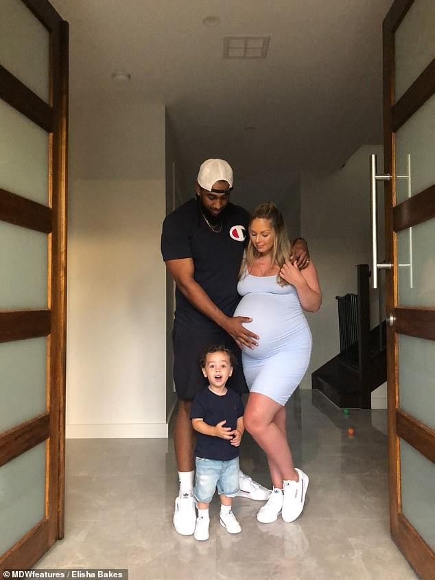 ”O să ai tripleți sau aștepți un cal?” O femeie de 30 de ani, criticată dur pe internet, după ce burta de gravidă i-a crescut prea mult