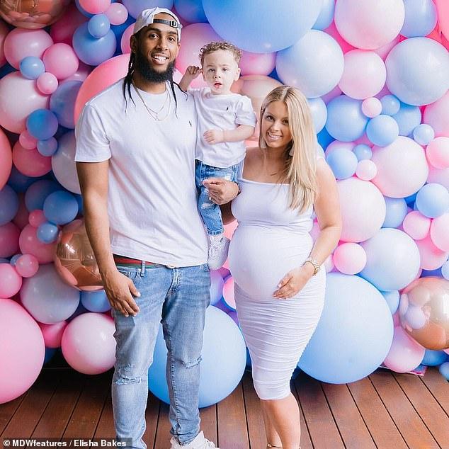 ”O să ai tripleți sau aștepți un cal?” O femeie de 30 de ani, criticată dur pe internet, după ce burta de gravidă i-a crescut prea mult