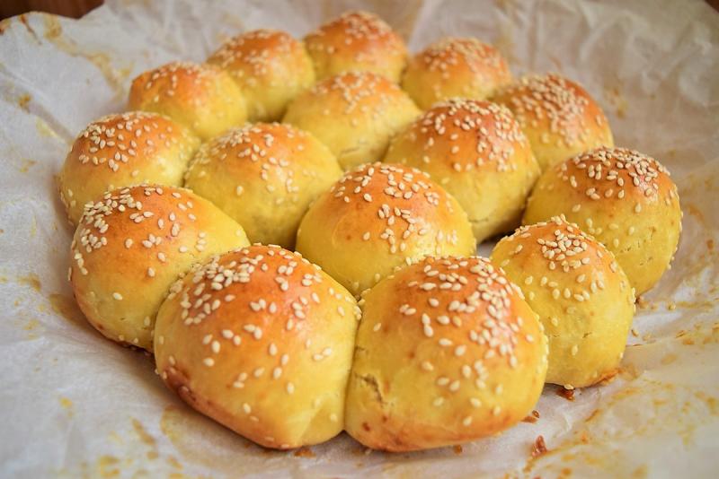 Chifteluțe în aluat fraged, preparate la cuptor. Simple gustări sau aperitive, pentru mesele festive