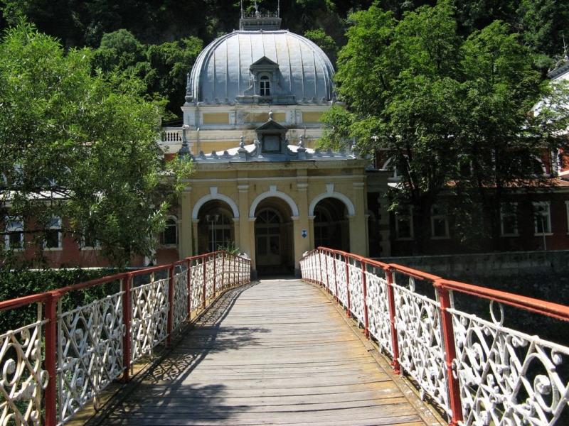 S-a prăbușit acoperișul Băilor Imperiale Neptun, cel mai valoros loc de la Băile Herculane!