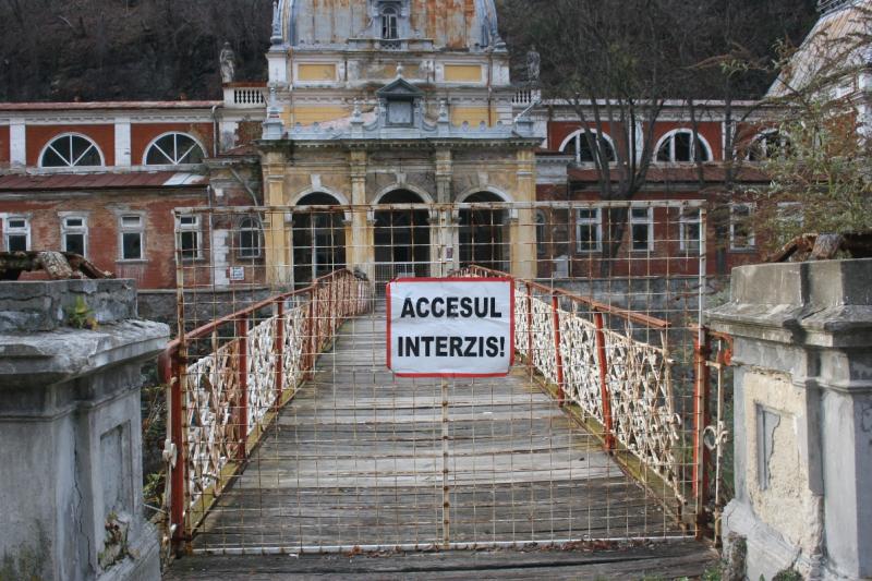 S-a prăbușit acoperișul Băilor Imperiale Neptun, cel mai valoros loc de la Băile Herculane!