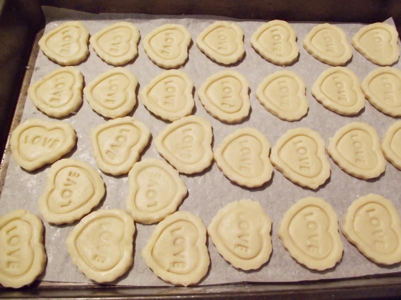 Biscuiți în formă de inimioară, pentru a sărbători iubirea